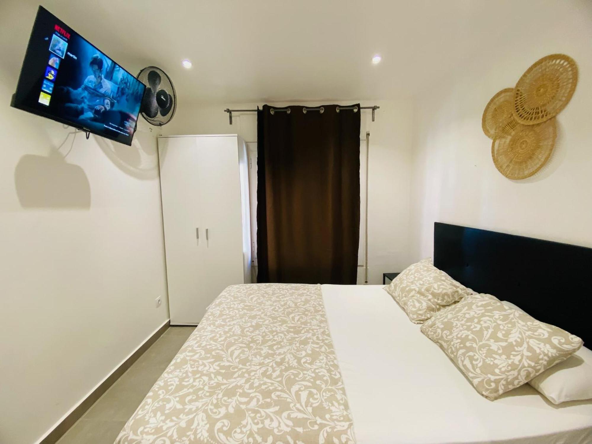 Estudios Hl Frente Al Metro Barcelona-Aeropuerto L'Hospitalet de Llobregat Exteriér fotografie